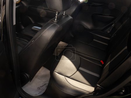 Foto de Novosibirsk, Rusia - 11 de septiembre de 2023: Chevrolet Spark, primer plano de los asientos traseros negros y el cinturón de seguridad. interio coche moderno - Imagen libre de derechos