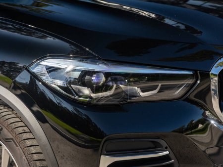 Téléchargez les photos : Novossibirsk, Russie - Septembre 11, 2023 : BMW X5, Gros plan sur les détails de la voiture : beauté propres phares de noir SU - en image libre de droit