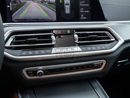 Téléchargez les photos : Novossibirsk, Russie - 11 septembre 2023 : BMW X5, gros plan du panneau de commande central, moniteur avec musique et radio, réglage du ventilateur, climatiseur, lecteur. - en image libre de droit