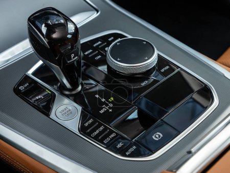 Foto de Novosibirsk, Rusia - 11 de septiembre de 2023: BMW X5, Primer plano de la manija de transmisión manual de la caja de cambios. Mango del acelerador y botones en un coche nuevo. - Imagen libre de derechos