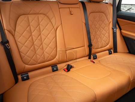 Téléchargez les photos : Novossibirsk, Russie - 11 septembre 2023 : BMW X5, Design d'intérieur marron en cuir, sièges passagers et conducteur avec ceinture de sécurité. - en image libre de droit