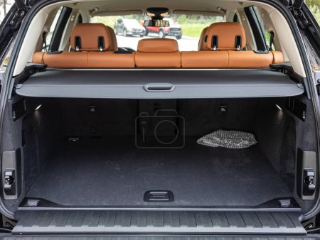Foto de Novosibirsk, Rusia - 11 de septiembre de 2023: BMW X5, Clean, open empty trunk in the car SU - Imagen libre de derechos