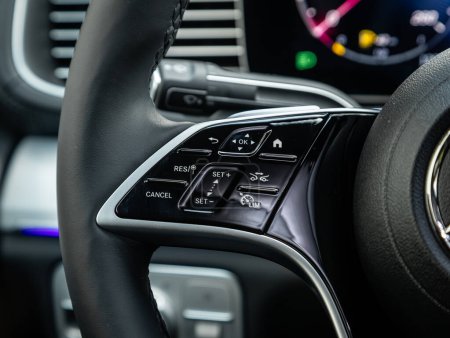 Foto de Novosibirsk, Rusia - 11 de septiembre de 2023: Mercedes-Benz GLE, Car controller on steerling wheel, Music, Control System Función y teléfono de voz en el automóvil. interior del coche moderno - Imagen libre de derechos