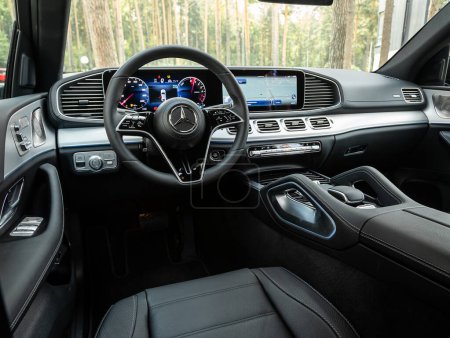 Foto de Novosibirsk, Rusia - 11 de septiembre de 2023: Mercedes-Benz GLE, detalles de la cabina interior, velocímetro y tacómetro. Interior de cuero negro - Imagen libre de derechos