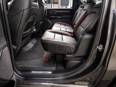 Foto de Novosibirsk, Rusia - 11 de septiembre de 2023: Dodge Ram Trx, Diseño interior de cuero, asientos para pasajeros y conductores de automóviles con cinturón de seguridad. - Imagen libre de derechos