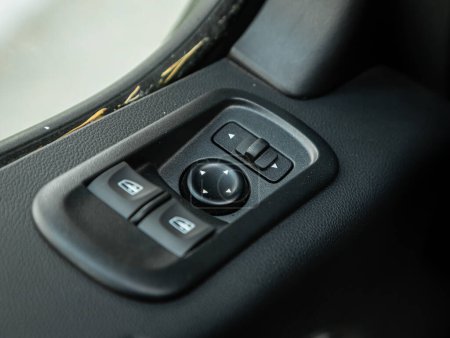 Foto de Novosibirsk, Rusia - 11 de septiembre de 2023: Renault Master, primer plano de los botones laterales de la puerta: botones de ajuste de la ventana, cerradura de la puerta. - Imagen libre de derechos