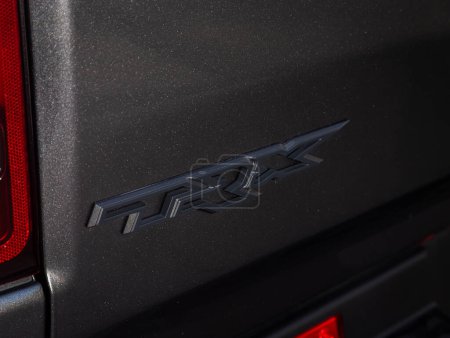 Foto de Novosibirsk, Rusia - 11 de septiembre de 2023: Dodge Ram Trx, primer plano del logotipo de TRX exclusivo - Imagen libre de derechos