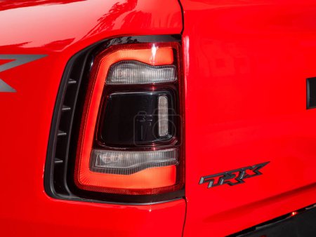 Téléchargez les photos : Novossibirsk, Russie - septembre 11, 2023 : Dodge Ram Trx, Détail rapproché sur l'un des feux arrière LED voiture moderne. - en image libre de droit