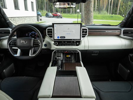 Foto de Novosibirsk, Rusia - 11 de septiembre de 2023: Toyota Tundra, Interior del nuevo SUV moderno con transmisión automática, dashboar - Imagen libre de derechos