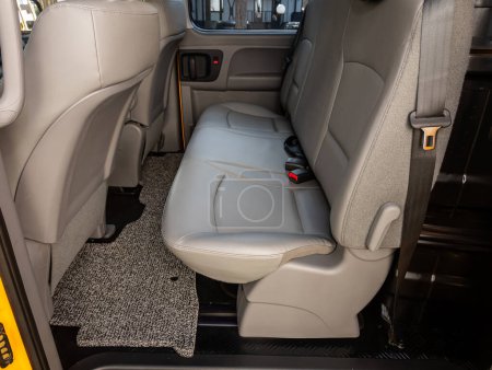 Téléchargez les photos : Novossibirsk, Russie - 11 septembre 2023 : Hyundai Grand Starex, gros plan des sièges arrière gris avec ceinture de sécurité. voiture moderne interio - en image libre de droit