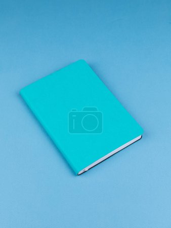 Téléchargez les photos : Le gros plan du carnet bleu sur une table en bois est prêt pour la leçon. Papeterie. Retour à l'école - en image libre de droit