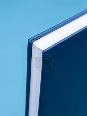 Foto de Estudio plano de una esquina azul de un cuaderno de tapa dura, primer plano - Imagen libre de derechos