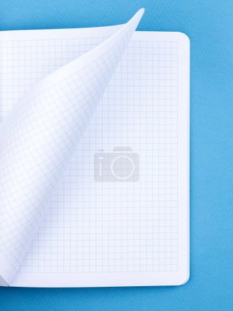 Foto de Primer plano de una hoja desplegada de un cuaderno a cuadros - Imagen libre de derechos