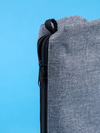 Téléchargez les photos : Gros plan de la fermeture éclair sur fond de sac gris - en image libre de droit
