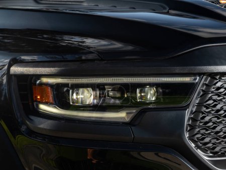 Téléchargez les photos : Novossibirsk, Russie - septembre 11, 2023 : Dodge Ram Trx, Macro view of modern car xenon lamp headlight, bumper, wheel - en image libre de droit