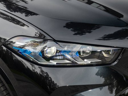 Téléchargez les photos : Novossibirsk, Russie - septembre 11, 2023 : BMW X5, Macro view of modern car xenon lamp headlight, bumper, wheel - en image libre de droit