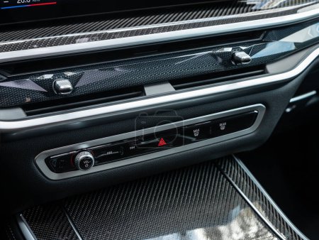 Téléchargez les photos : Novossibirsk, Russie - septembre 11, 2023 : BMW X5, Close-up Panneau d'instrument automobile avec vue de contrôle du climat avec boutons de climatisation- détails et contrôles de la voiture moderne. - en image libre de droit