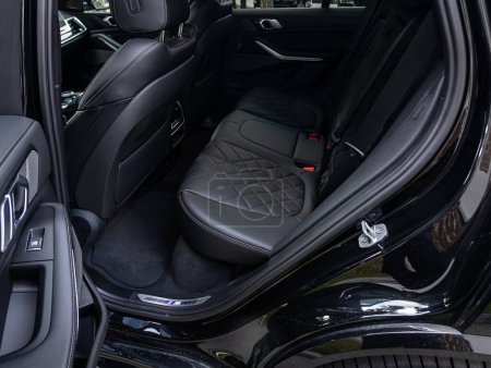 Foto de Novosibirsk, Rusia - 11 de septiembre de 2023: BMW X5, Clean car interior: asientos traseros negros, reposacabezas y cinturón - Imagen libre de derechos