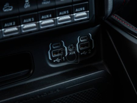 Foto de Novosibirsk, Rusia - 11 de septiembre de 2023: Dodge Ram Trx, primer plano de negro de USB en el panel del coche, sin marcas - Imagen libre de derechos