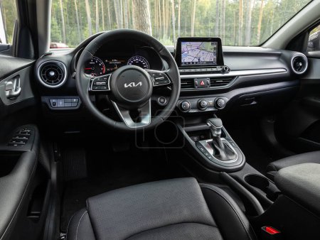 Foto de Novosibirsk, Rusia - 11 de septiembre de 2023: Kia K3, car Interior - volante, palanca de cambios y tablero de instrumentos, control de temperatura, velocímetro, pantalla. Salón de una nueva ca con estilo - Imagen libre de derechos