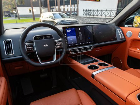 Foto de Novosibirsk, Rusia - 11 de septiembre de 2023: Li L9, car orange Interior - volante, palanca de cambios, sistema multimedia, asientos para el conductor y salpicadero - Imagen libre de derechos