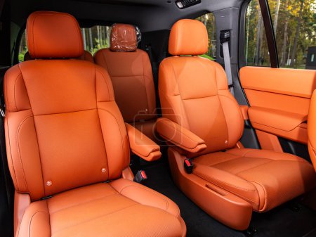 Téléchargez les photos : Novossibirsk, Russie - septembre 11, 2023 : Li L9, intérieur de la voiture familiale avec trois rangées de sièges en cuir orange - en image libre de droit