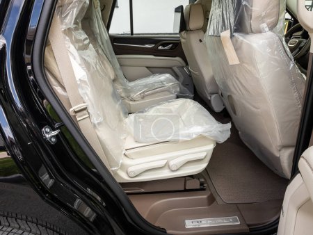 Téléchargez les photos : Novossibirsk, Russie - 11 septembre 2023 : GMC Yukon Denali, intérieur de voiture familiale avec rangées de sièges en cuir blanc dans un emballage de protection - en image libre de droit