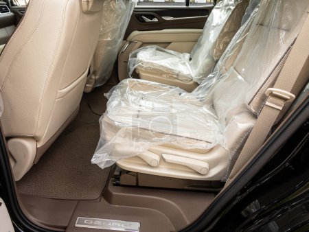 Téléchargez les photos : Novossibirsk, Russie - 11 septembre 2023 : GMC Yukon Denali, intérieur de voiture familiale avec rangées de sièges en cuir blanc dans un emballage de protection - en image libre de droit