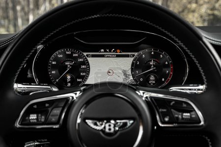 Foto de Novosibirsk, Rusia - 11 de octubre de 2023: Bentley Continental GT Speed, car Interior - volante, palanca de cambios y salpicadero, climatización, velocímetro, pantalla - Imagen libre de derechos