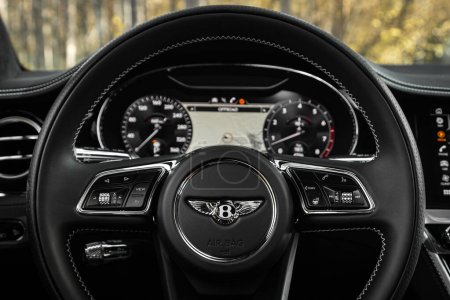 Foto de Novosibirsk, Rusia - 11 de octubre de 2023: Bentley Continental GT Speed, luxury car Interior - volante, palanca de cambios, velocímetro - Imagen libre de derechos
