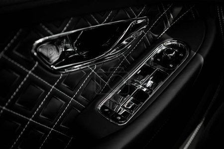 Téléchargez les photos : Novossibirsk, Russie - 11 octobre 2023 : Bentley Continental GT Speed, gros plan sur les boutons de la porte latérale : boutons de réglage de la fenêtre, verrouillage de la porte. - en image libre de droit