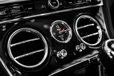 Téléchargez les photos : Novossibirsk, Russie - octobre 11, 2023 : Bentley Continental GT Speed, Fermer le système de ventilation de la voiture - détails et contrôles de la voiture moderne - en image libre de droit