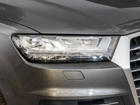Téléchargez les photos : Novossibirsk, Russie - 11 octobre 2023 : Audi Q7, Détail de la lumière près de la voiture neuve. Phare de voiture gris - en image libre de droit