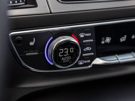 Foto de Novosibirsk, Rusia - 11 de octubre de 2023: Audi Q7, vista del climat control con botón de aire acondicionado, el salpicadero con información sobre la temperatura dentro de un coche - Imagen libre de derechos