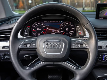 Foto de Novosibirsk, Rusia - 11 de octubre de 2023: Audi Q7, car Interior - volante, palanca de cambios y tablero de instrumentos, control de temperatura, velocímetro, pantalla - Imagen libre de derechos
