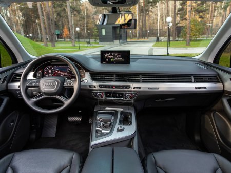 Foto de Novosibirsk, Rusia - 11 de octubre de 2023: Audi Q7, automóvil de lujo Interior - volante, palanca de cambios, sistema multimedia, asientos de conductor y salpicadero - Imagen libre de derechos