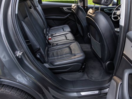 Téléchargez les photos : Novossibirsk, Russie - 11 octobre 2023 : Audi Q7, voiture de luxe Intérieur - volant, levier de vitesses, système multimédia, sièges du conducteur et dashboar - en image libre de droit