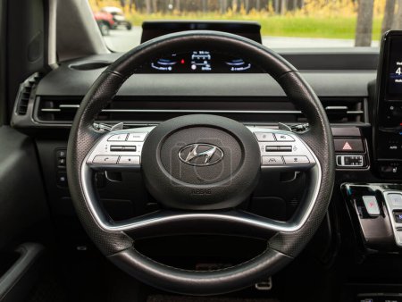 Foto de Novosibirsk, Rusia - 11 de octubre de 2023: Hyundai Staria, car Interior - volante, palanca de cambios y tablero de instrumentos, control de temperatura, velocímetro, pantalla - Imagen libre de derechos