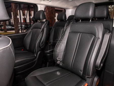Téléchargez les photos : Novossibirsk, Russie - 11 octobre 2023 : Hyundai Staria, intérieur de la voiture familiale avec trois rangées de sièges en cuir noir - en image libre de droit