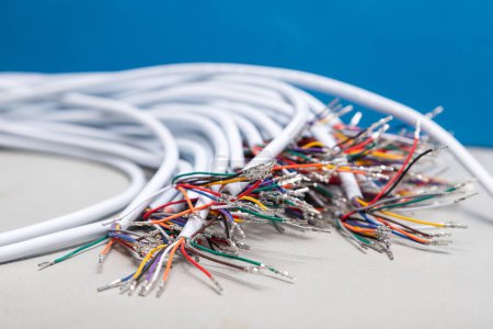 Foto de Primer plano conjunto de cables de colores, cable, luces sobre un fondo verde - Imagen libre de derechos