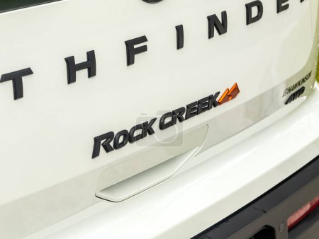 Foto de Novosibirsk, Rusia - 11 de septiembre de 2023: Nissan Pathfinder Rock Creek, primer plano del exclusivo logotipo de Rock Creek en la carrocería del automóvil - Imagen libre de derechos