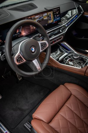 Foto de Novosibirsk, Rusia - 11 de octubre de 2023: BMW X6, car Interior - volante, palanca de cambios y tablero de instrumentos, control de temperatura, velocímetro, pantalla. Salón de una nueva ca con estilo - Imagen libre de derechos