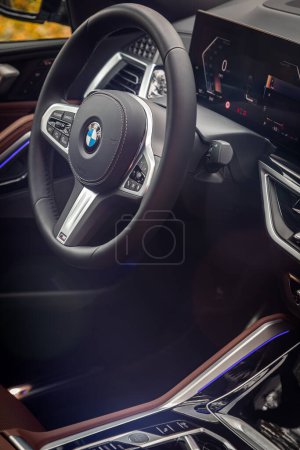 Téléchargez les photos : Novossibirsk, Russie - Octobre 11, 2023 : BMW X6, voiture de luxe Intérieur - tableau de bord, lecteur, volant avec logo et boutons, indicateur de vitesse et tachomete - en image libre de droit