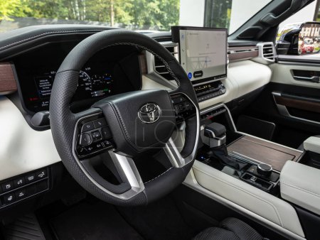 Foto de Novosibirsk, Rusia - 11 de septiembre de 2023: Toyota Sequoia, Interior del nuevo SUV moderno con transmisión automática, dashboar - Imagen libre de derechos