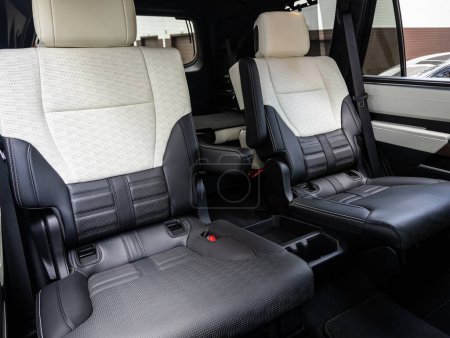 Téléchargez les photos : Novossibirsk, Russie - 11 septembre 2023 : Toyota Sequoia, intérieur de la voiture familiale avec trois rangées de sièges en cuir noir et blanc - en image libre de droit