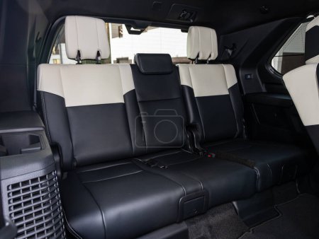 Téléchargez les photos : Novossibirsk, Russie - 11 septembre 2023 : Toyota Sequoia, Intérieur de la voiture propre : sièges arrière, appuie-tête et ceinture noirs et blancs - en image libre de droit