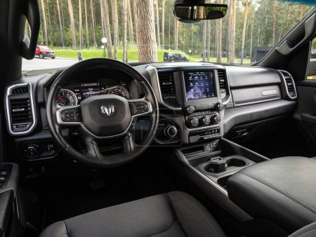 Téléchargez les photos : Novossibirsk, Russie - septembre 11, 2023 : Dodge Ram 1500, Intérieur de la nouvelle voiture SUV moderne avec transmission automatique, sanglier - en image libre de droit