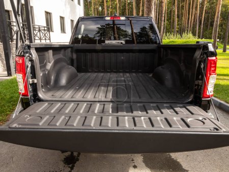 Foto de Novosibirsk, Rusia - 11 de septiembre de 2023: Dodge Ram 1500, Clean, open empty trunk in the black car pickup - Imagen libre de derechos