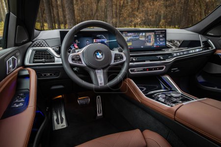 Foto de Novosibirsk, Rusia - 11 de octubre de 2023: BMW X6, car Interior - volante, palanca de cambios y tablero de instrumentos, control de temperatura, velocímetro, pantalla. Salón de una nueva ca con estilo - Imagen libre de derechos