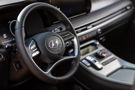 Téléchargez les photos : Novossibirsk, Russie - septembre 11, 2023 : Hyundai Palisade SUV car Interior - volant, levier de vitesses et tableau de bord, climatisation, indicateur de vitesse, affichage. - en image libre de droit